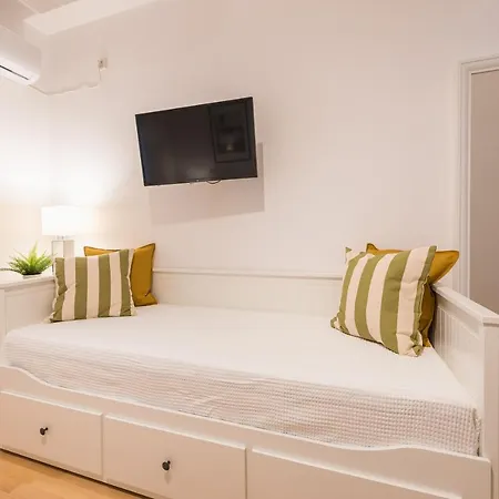 At Megaro Mousikis St Semi Basement 1bed 2 Pers شقة *
